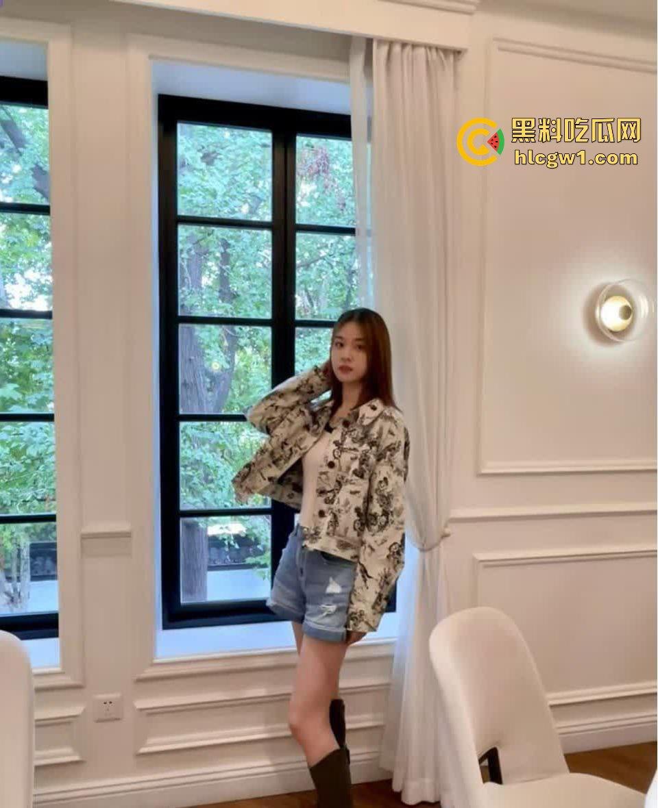 秦皇岛顶级模特御姐【王思涵】爆辣登场!性感紧身衣裹出绝美S曲线,腿长直逼天际,骚气难掩!-1