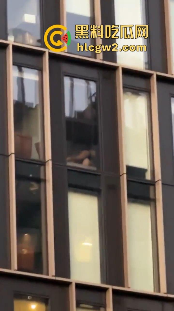 前有利兹vita 今有伯明翰moda 大白天情侣做爱没拉窗帘被路人围观 故意的找刺激是吧!-12