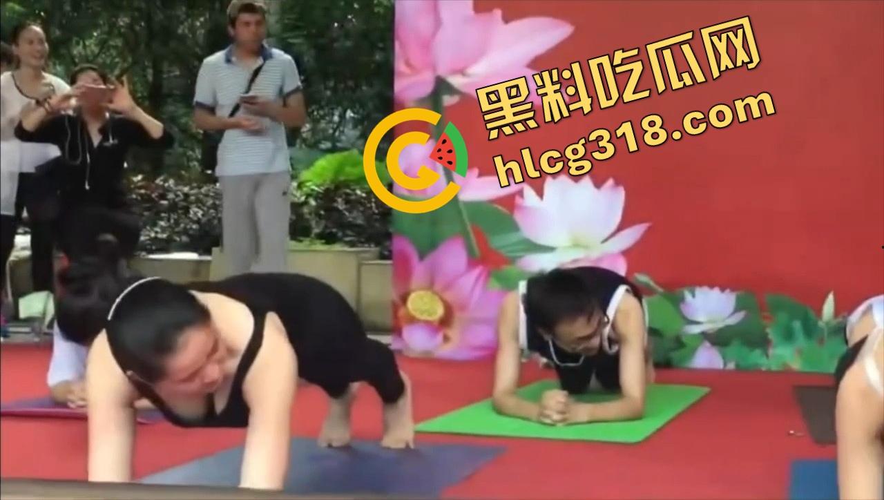 深圳户外瑜伽裤妹子太顶了,大爷看完鸡巴硬成钢,怒放鞭炮和二弟割席断交,给它点个炮看它还敢不敢硬!-5