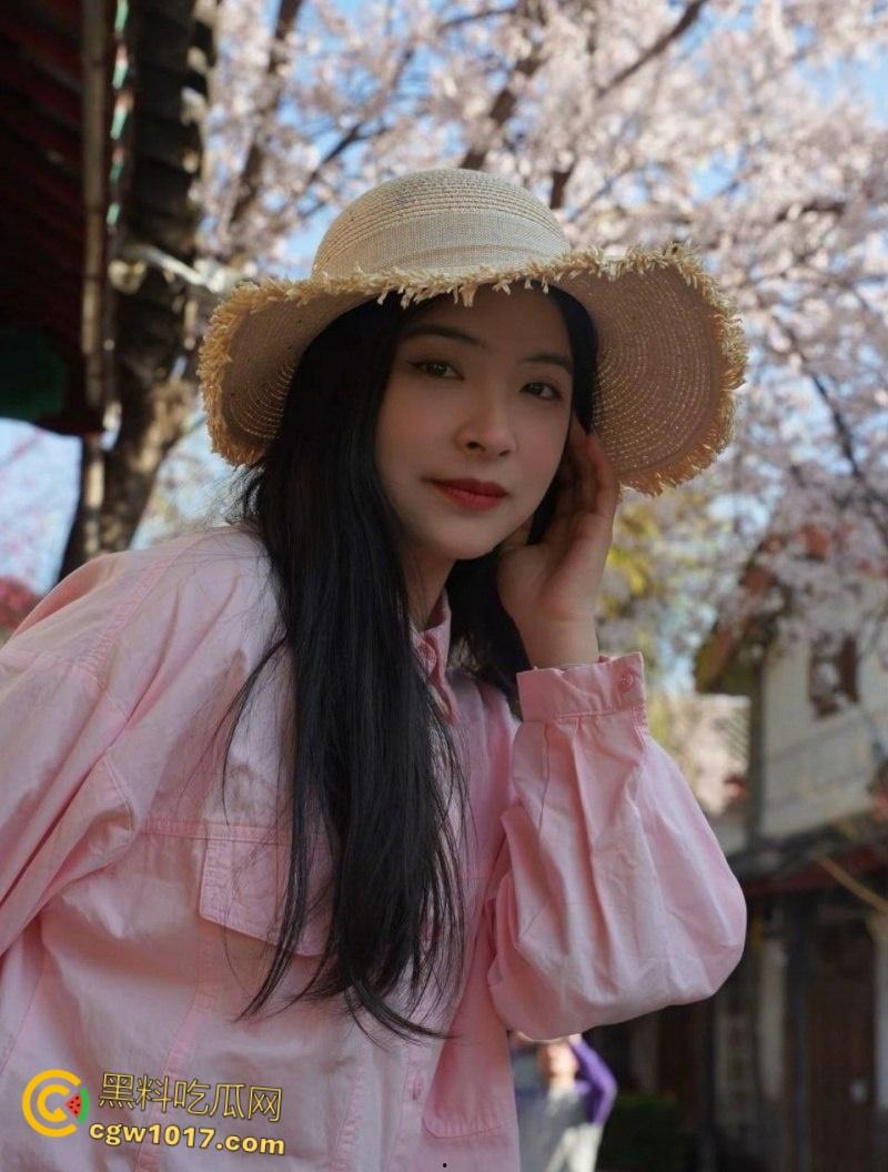 广西南宁反差婊【吴洛丹】,和男友鸳鸯浴自拍流出,饥渴小母狗跪地深喉口交,一线天超粉小穴被操到白浆流出 !-1