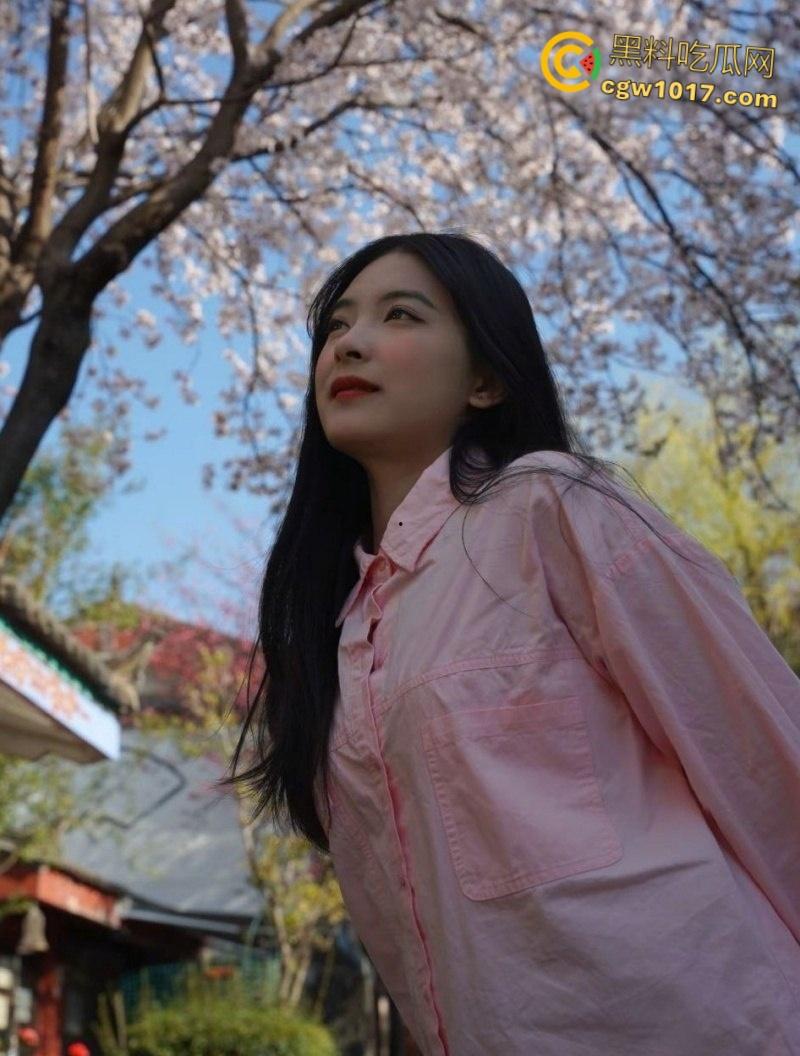 广西南宁反差婊【吴洛丹】,和男友鸳鸯浴自拍流出,饥渴小母狗跪地深喉口交,一线天超粉小穴被操到白浆流出 !-2