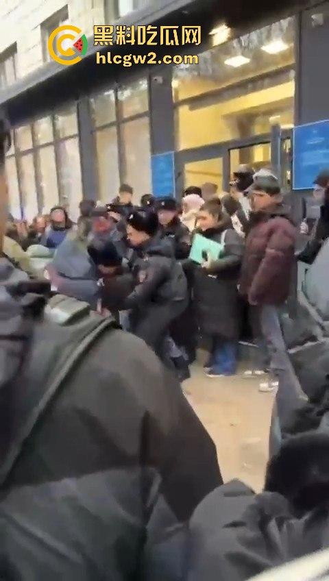 三根警棍破你的英雄梦!俄罗斯哈山外办,伊朗学生挑衅中国同学不服管教被警方制服带走-1