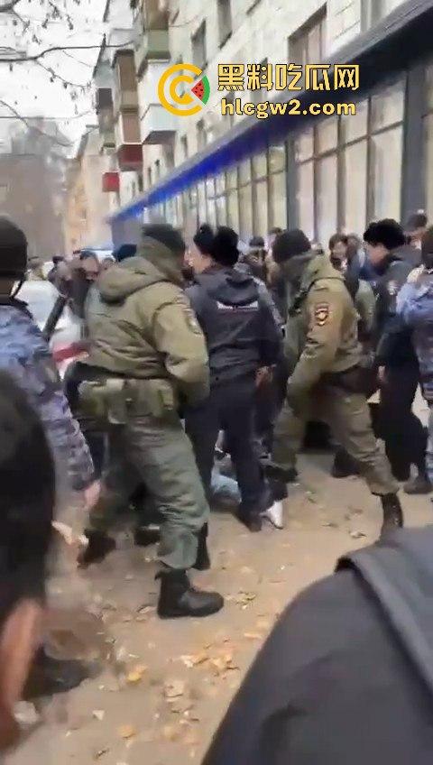 三根警棍破你的英雄梦!俄罗斯哈山外办,伊朗学生挑衅中国同学不服管教被警方制服带走-2