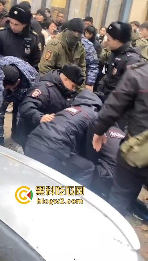 三根警棍破你的英雄梦!俄罗斯哈山外办,伊朗学生挑衅中国同学不服管教被警方制服带走-8