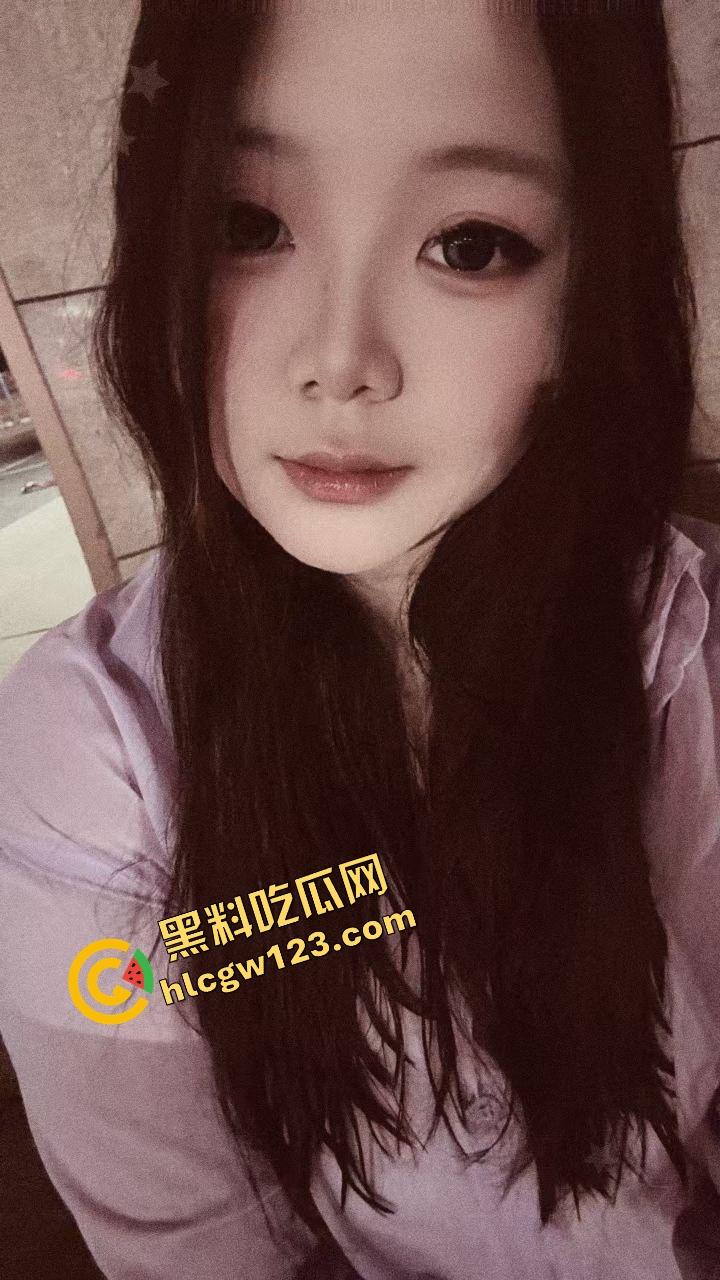 抖音『鹅妈妈』主播连麦,05后男大粉丝背着舍友宿舍厕所里狂撸,边打飞机边喊妈妈你太美啦!-4