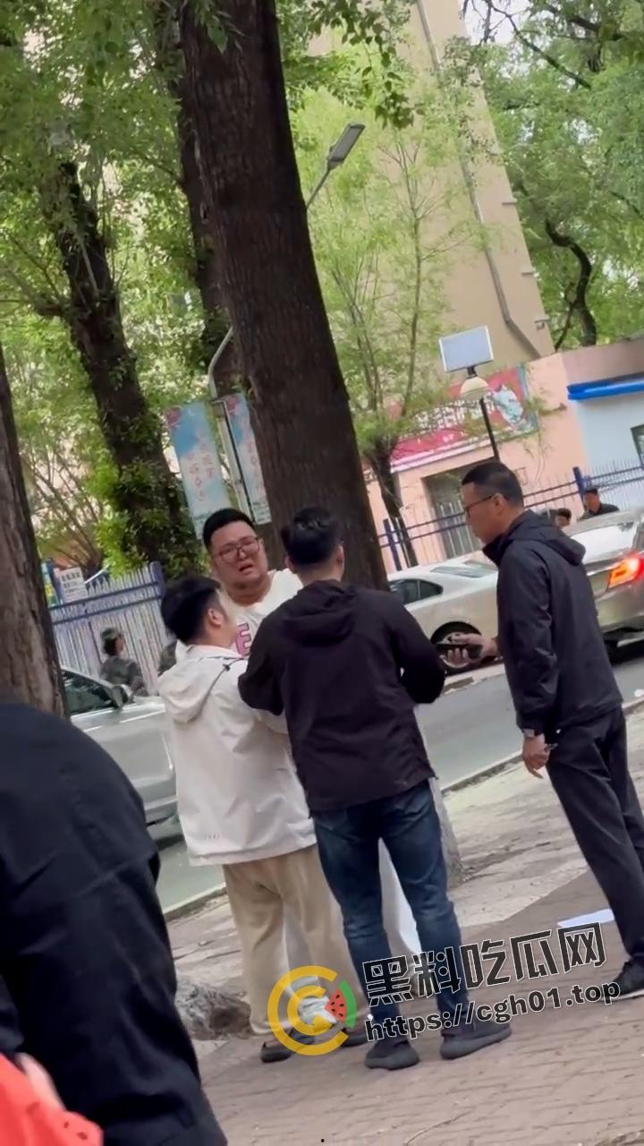 胖熊男孩捉奸现场！母熊胖0发泼打滚要出轨男友给说法  屁眼怪都这么搞笑吗-5