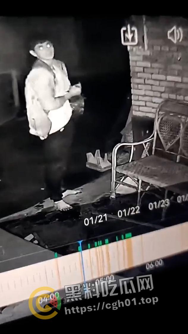 男子半夜杀鸡喝血 两眼放光疯狂抽搐 村寨内老人传言恶鬼上身 现场监控画面流出 让人后背发毛-7