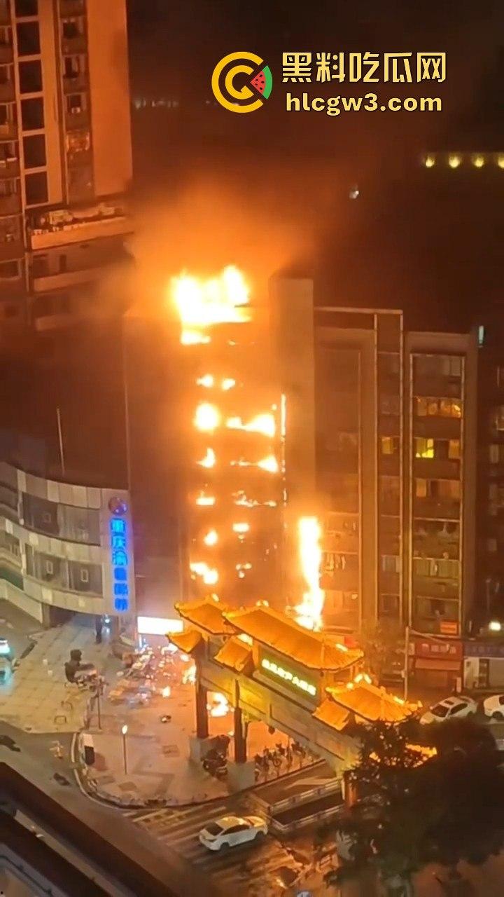 重庆南坪江南装饰城突发火灾！火光冲天令人心惊，愿所有人都能平安无事！-13