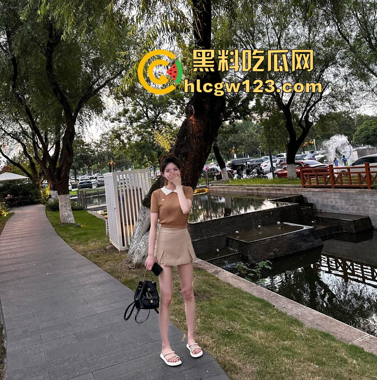 南京女秘书请假说去汇报方案，转身就跟金主爸爸开房，趴窗边奶子半露掀裙就开操，酒店落地窗上全是水！-3