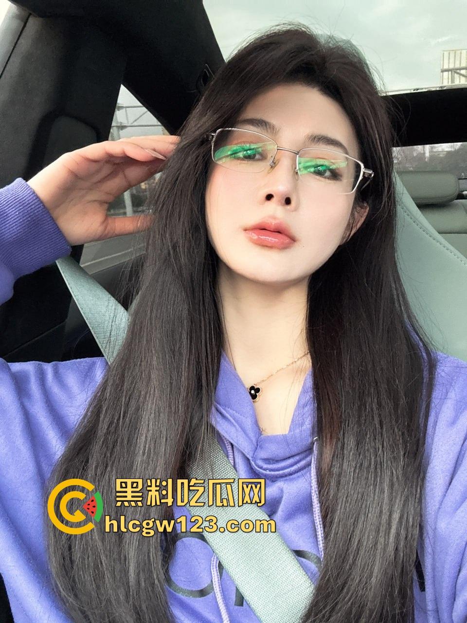 南京女秘书请假说去汇报方案，转身就跟金主爸爸开房，趴窗边奶子半露掀裙就开操，酒店落地窗上全是水！-5