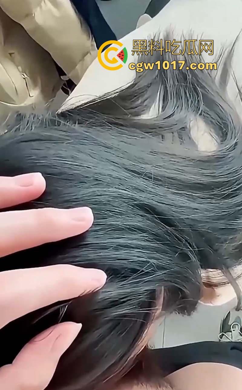 带嫂子买衣服,更衣室看见她完美的身材,没忍住在里面干了起来,骚穴湿漉漉鸡巴无套直接顶进嫩穴!-7