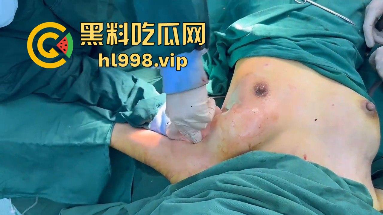 揭秘黄晓明女友『叶柯』同款隆胸术手术过程，看的让人心惊！胸被医生猛戳猛捣，视觉冲击强到不敢看！-9