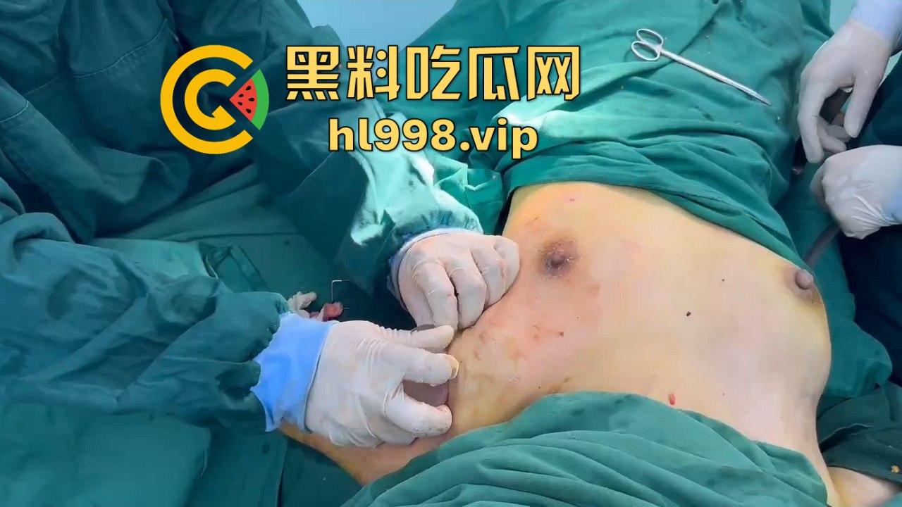 揭秘黄晓明女友『叶柯』同款隆胸术手术过程，看的让人心惊！胸被医生猛戳猛捣，视觉冲击强到不敢看！-11