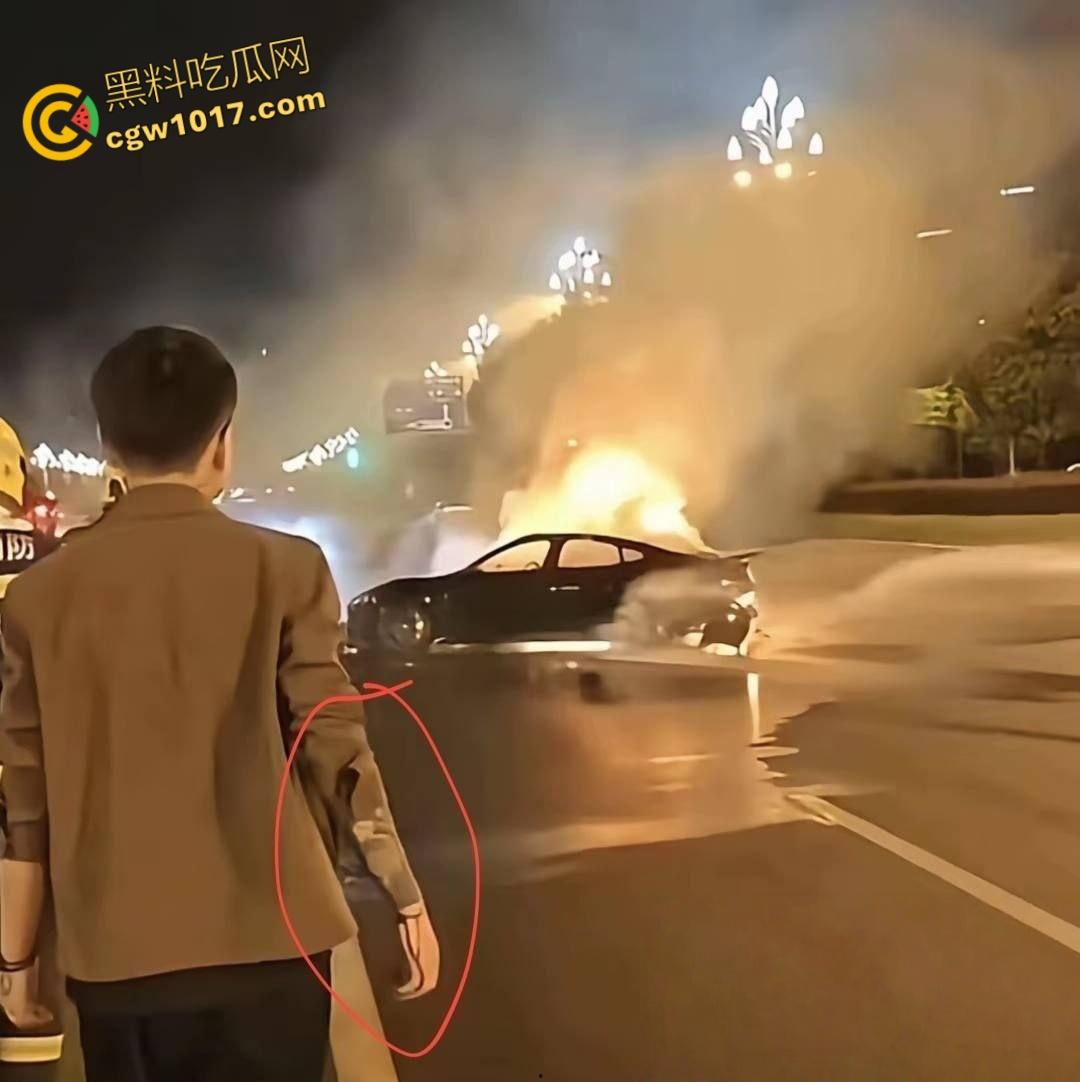 四川成都小米SU7追尾起火,路人胳膊砸到出血,也没能打开窗户,等消防人员开车门时,已经车毁人亡了!-1