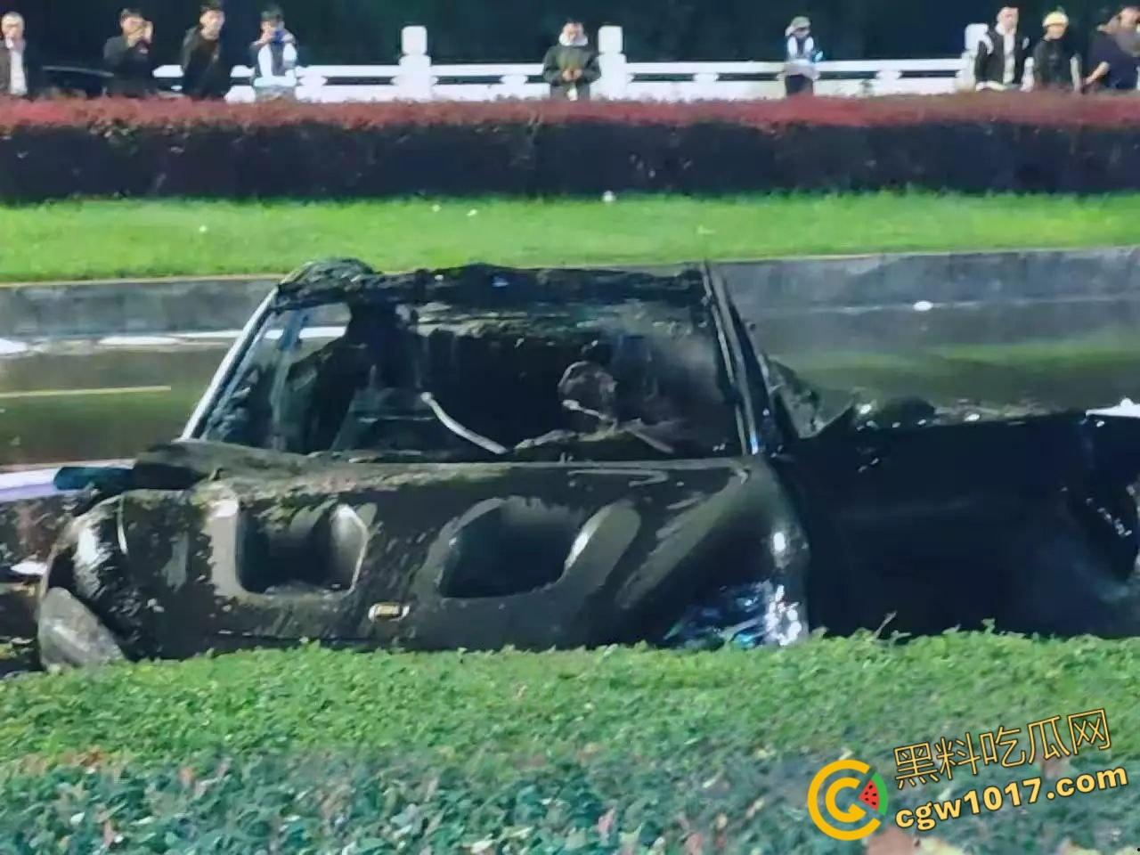 四川成都小米SU7追尾起火,路人胳膊砸到出血,也没能打开窗户,等消防人员开车门时,已经车毁人亡了!-2