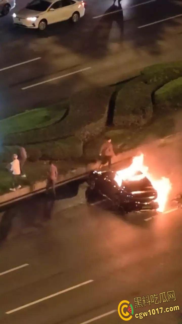 四川成都小米SU7追尾起火,路人胳膊砸到出血,也没能打开窗户,等消防人员开车门时,已经车毁人亡了!-3