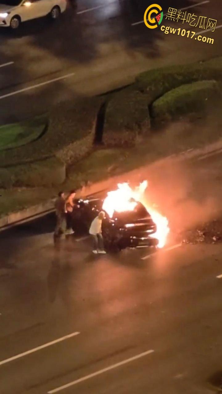 四川成都小米SU7追尾起火,路人胳膊砸到出血,也没能打开窗户,等消防人员开车门时,已经车毁人亡了!-4