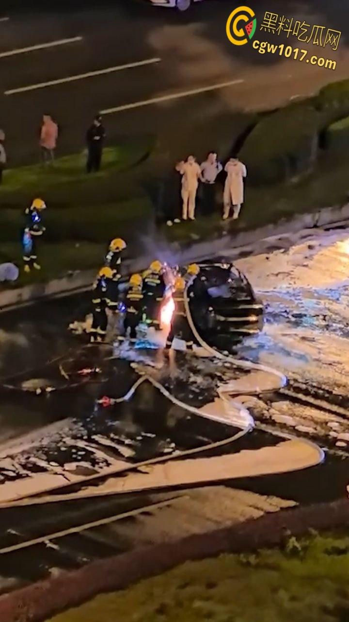 四川成都小米SU7追尾起火,路人胳膊砸到出血,也没能打开窗户,等消防人员开车门时,已经车毁人亡了!-5