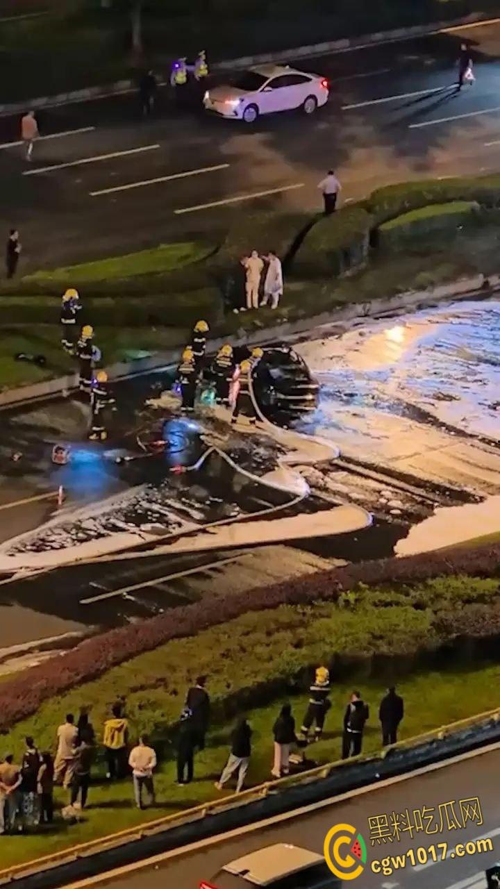 四川成都小米SU7追尾起火,路人胳膊砸到出血,也没能打开窗户,等消防人员开车门时,已经车毁人亡了!-6