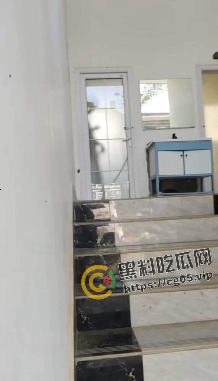 某旅游学院 一男子在校园玻璃门共厕所打飞机 被同学当皮影戏看 拍摄发到表白墙 直接社死-5
