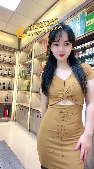 烟台烟酒店少妇老板娘，门面里直播自慰潮喷，喷湿一地成大水娃，卖不出酒就靠浪水吸客！-2