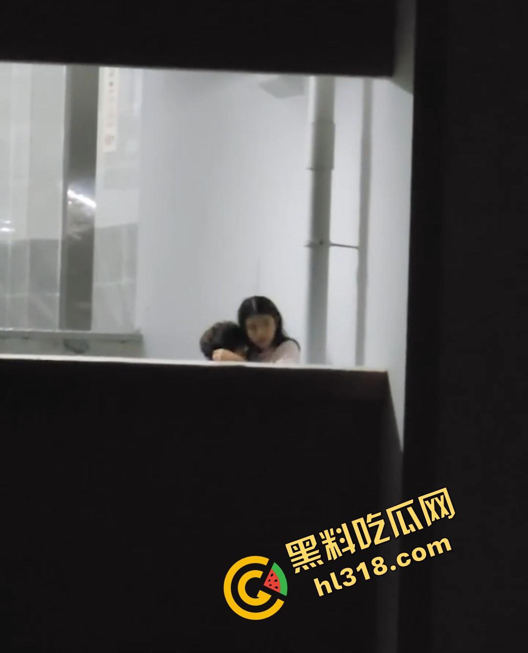 教学楼惊现激情直播,情侣课间角落舌吻互啃,男生手探裙底指尖猛扣小穴动作劲爆被全程录像直播!-2