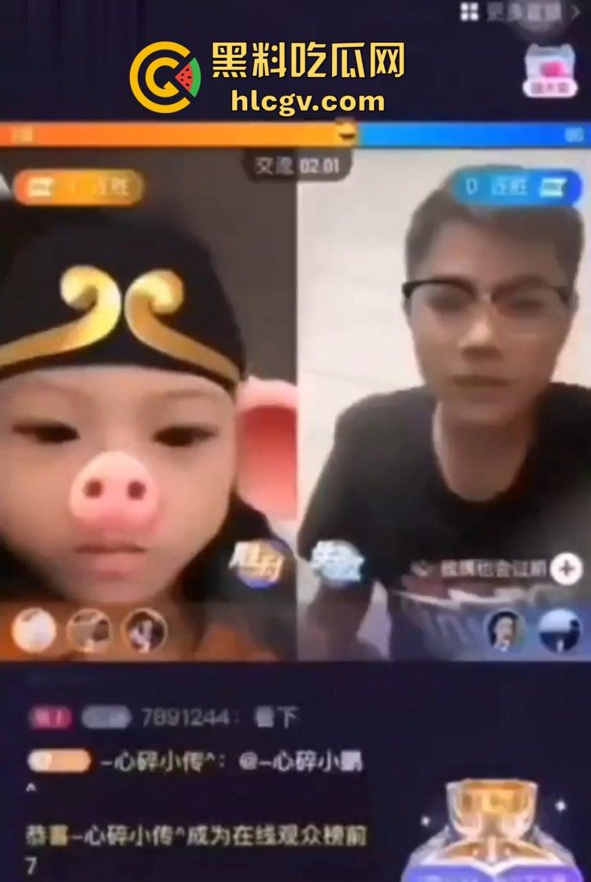 快手骚主播玩得花！一边打PK一边跟男人啪啪，叫床喊得嗓子都哑了这叫赚钱也要爽着来，高兴得脚都蹬床！-6