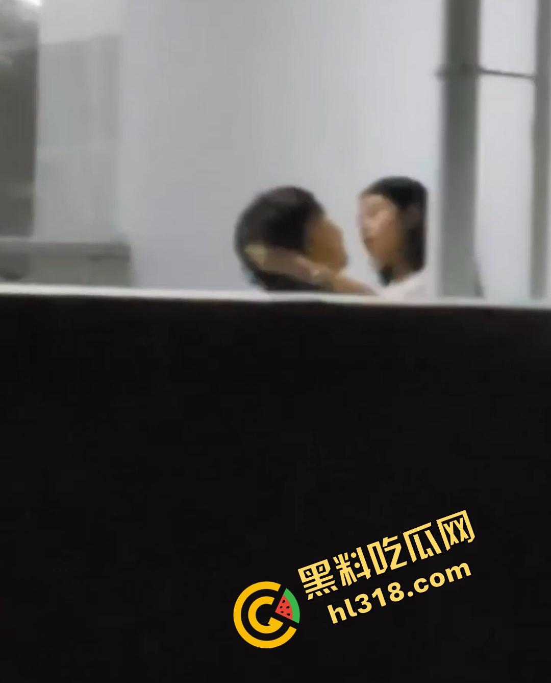 教学楼惊现激情直播,情侣课间角落舌吻互啃,男生手探裙底指尖猛扣小穴动作劲爆被全程录像直播!-3