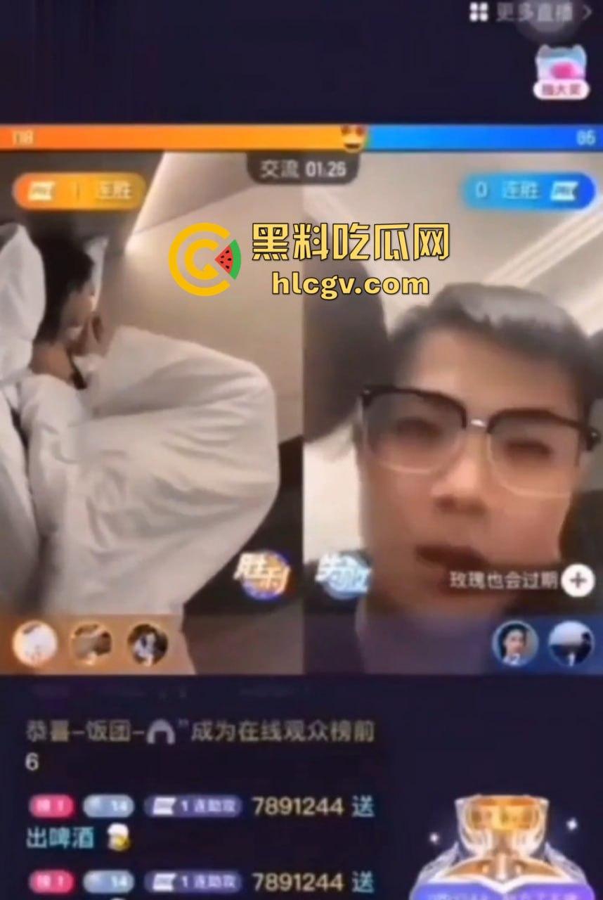 快手骚主播玩得花！一边打PK一边跟男人啪啪，叫床喊得嗓子都哑了这叫赚钱也要爽着来，高兴得脚都蹬床！-7