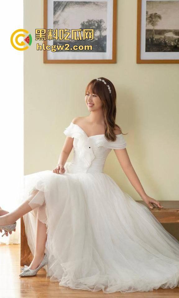 群友独家爆料极品人妻【何丽娜】调教大瓜！婚纱肥臀被玩弄，羞耻姿势曝光，肥臀晃动如母狗献礼！-11