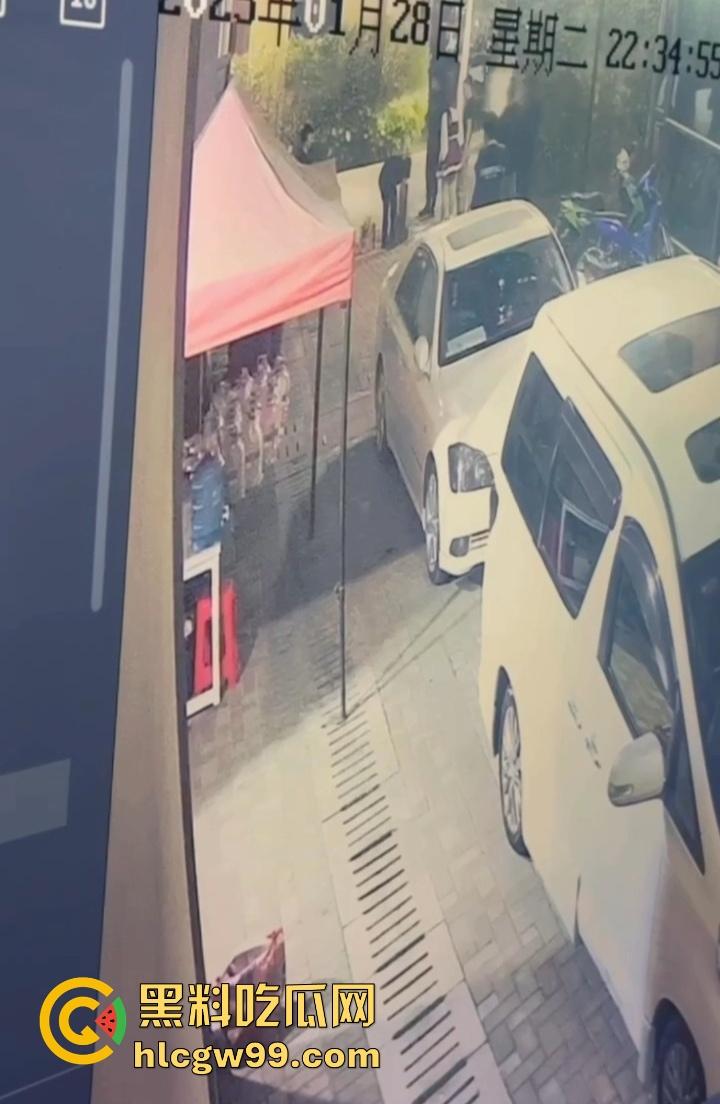 缅甸妙瓦底狗推放烟花庆祝 结果变身炸弹现场 短裙女友当场炸伤 这烟花是买到军火了？-2