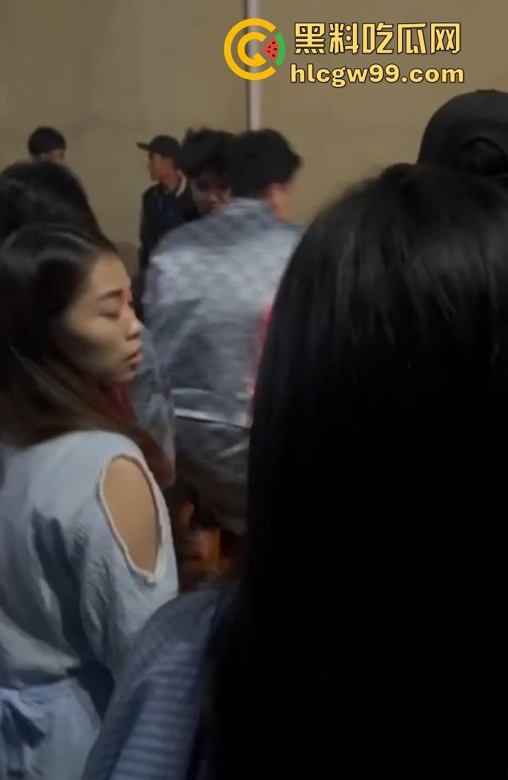 缅甸妙瓦底狗推放烟花庆祝 结果变身炸弹现场 短裙女友当场炸伤 这烟花是买到军火了？-3