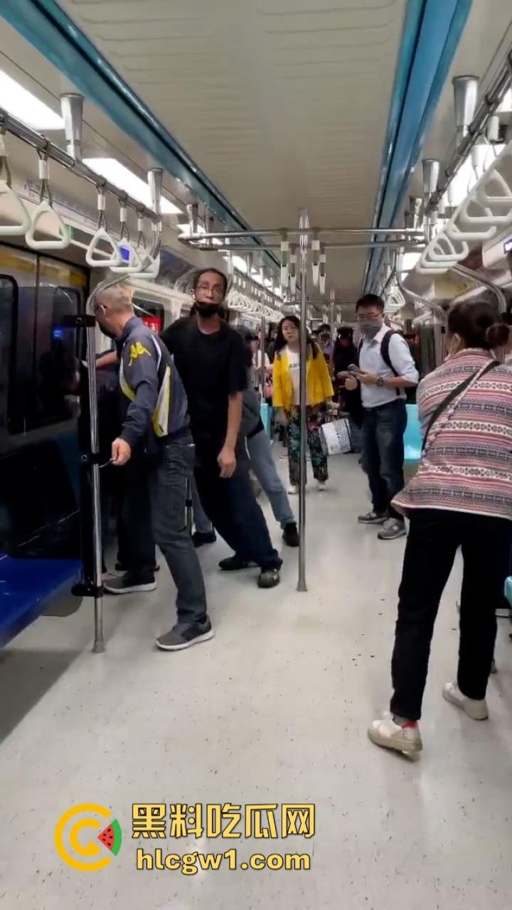 台湾新北地铁捷运站一女子持刀挟持人质砍人 大妈还是恐怖分子呢？-6