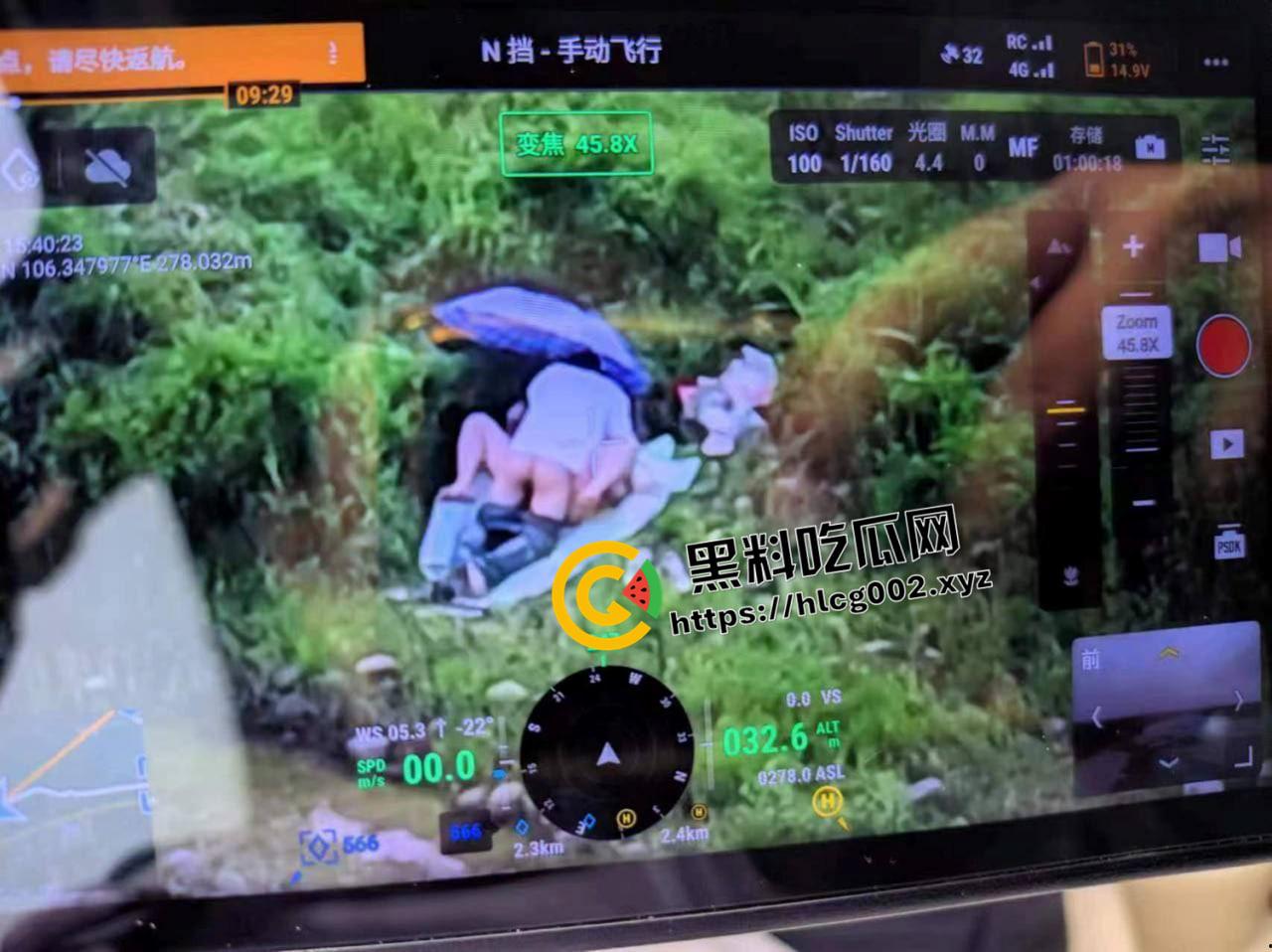 重庆洪崖洞野战！无人机最佳视角偷拍打野战 还打伞挡住脸不挡b 是个讲究人-1