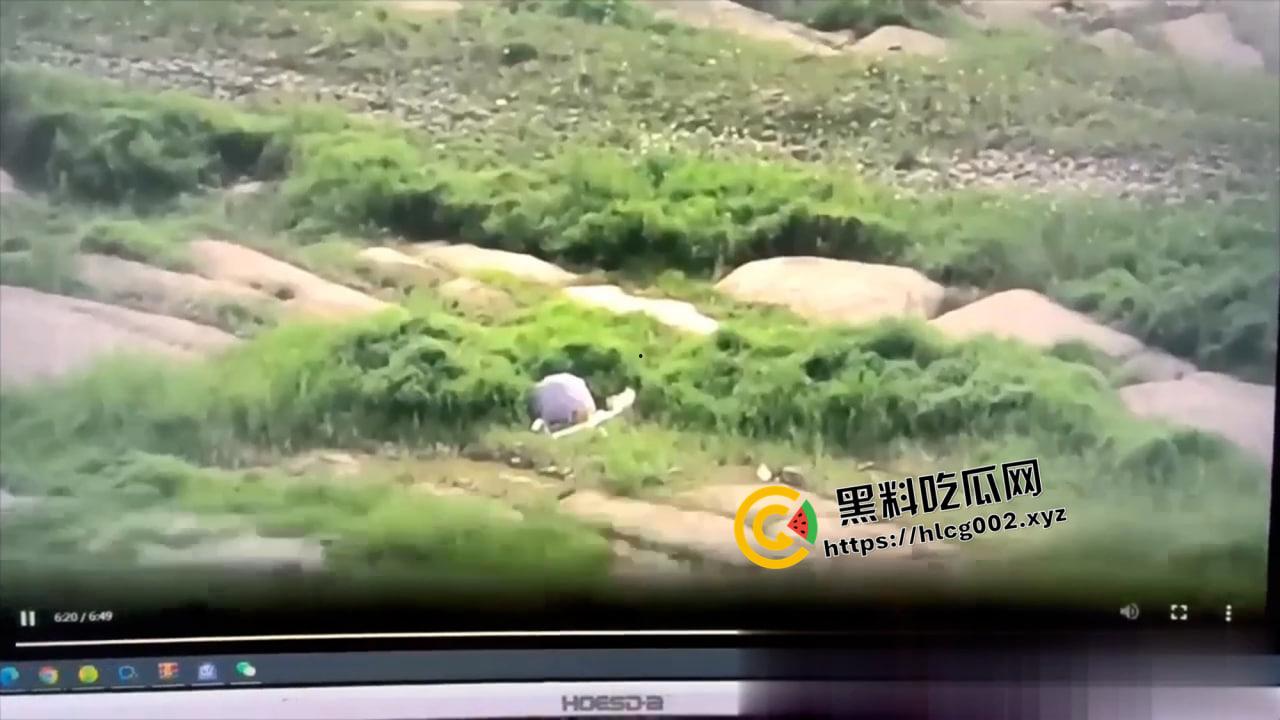 重庆洪崖洞野战！无人机最佳视角偷拍打野战 还打伞挡住脸不挡b 是个讲究人-3