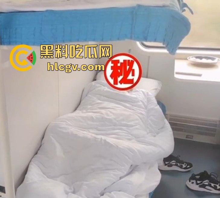 露出天花板『 桔梓』的绿皮火车大胆露出!卧铺间激情上演人前大胆秀,小区滑梯小孩们面前露奶自慰毫不顾忌!-4