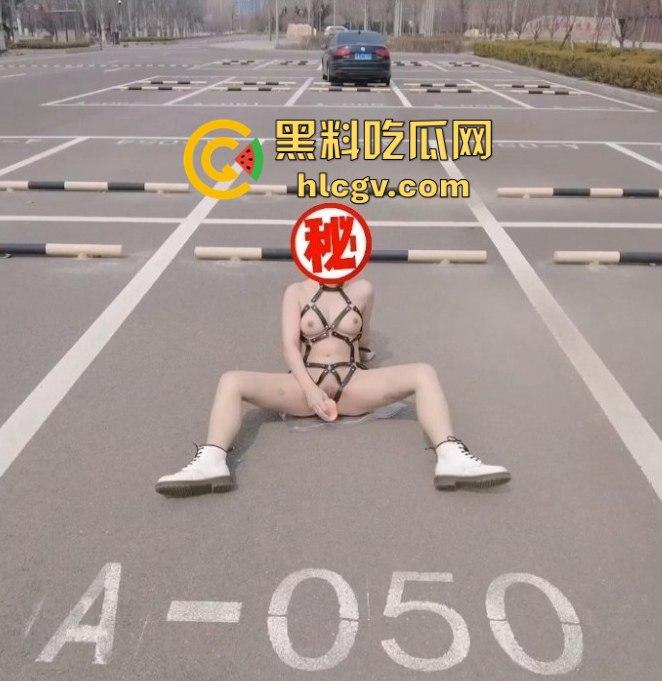 露出天花板『 桔梓』的绿皮火车大胆露出!卧铺间激情上演人前大胆秀,小区滑梯小孩们面前露奶自慰毫不顾忌!-8