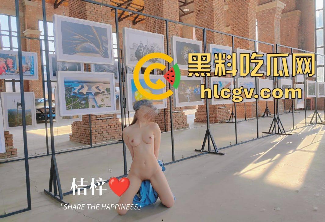 露出天花板『 桔梓』的绿皮火车大胆露出!卧铺间激情上演人前大胆秀,小区滑梯小孩们面前露奶自慰毫不顾忌!-9