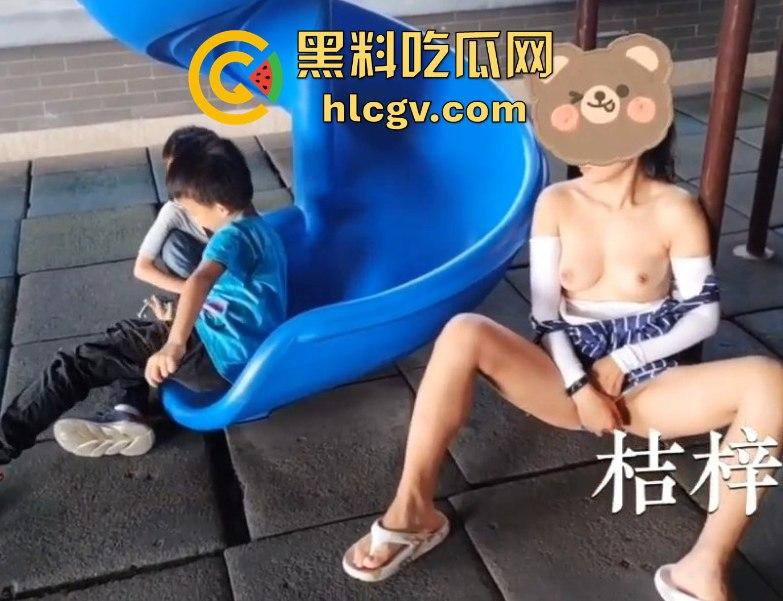 露出天花板『 桔梓』的绿皮火车大胆露出!卧铺间激情上演人前大胆秀,小区滑梯小孩们面前露奶自慰毫不顾忌!-11