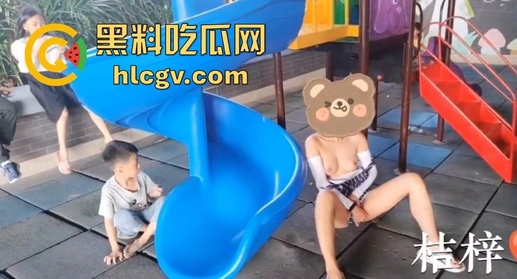 露出天花板『 桔梓』的绿皮火车大胆露出!卧铺间激情上演人前大胆秀,小区滑梯小孩们面前露奶自慰毫不顾忌!-13