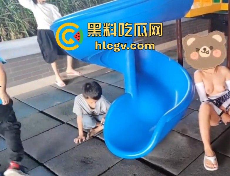 露出天花板『 桔梓』的绿皮火车大胆露出!卧铺间激情上演人前大胆秀,小区滑梯小孩们面前露奶自慰毫不顾忌!-16