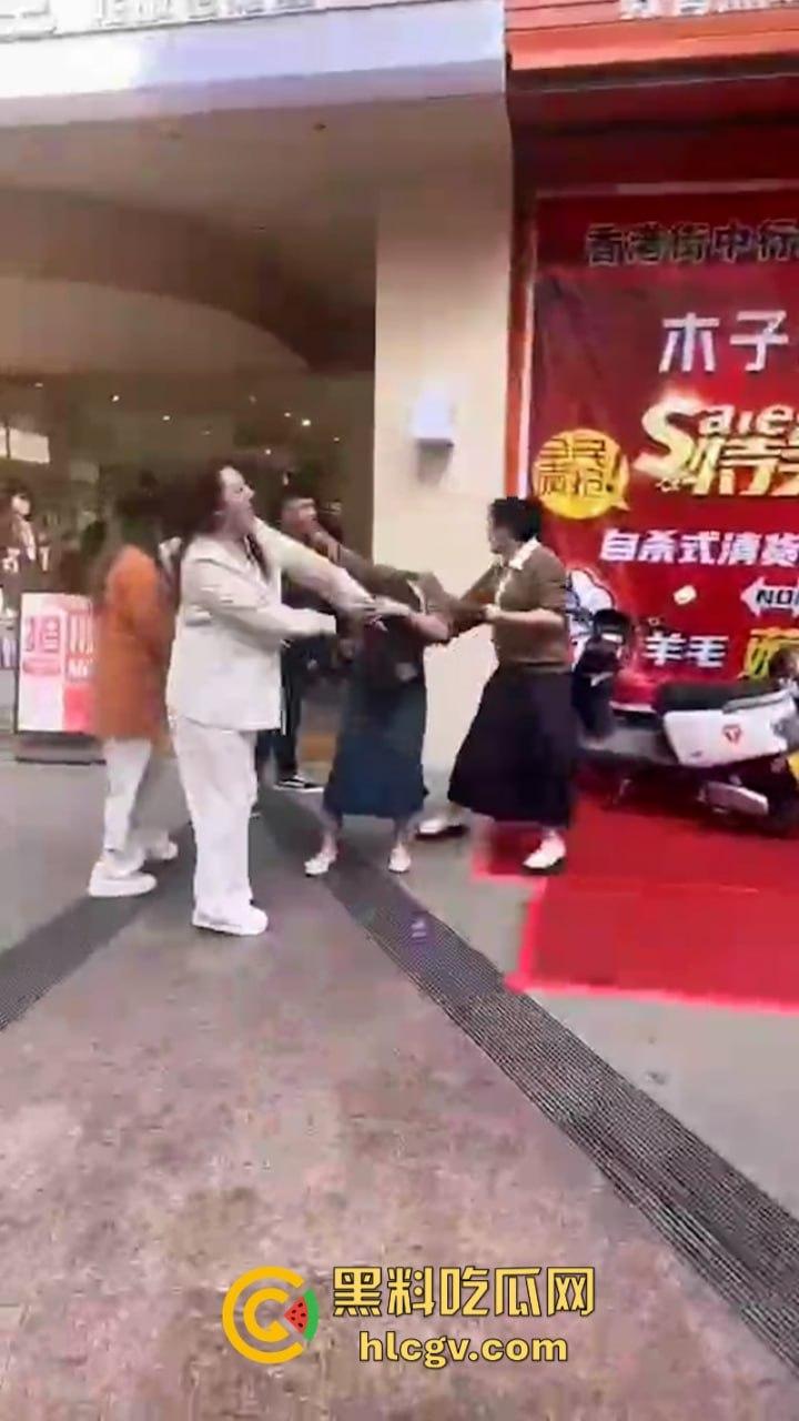 原配当街打小三 奈何小三闺蜜多 河南许昌女子抓小三首次失败案例 完败！-2