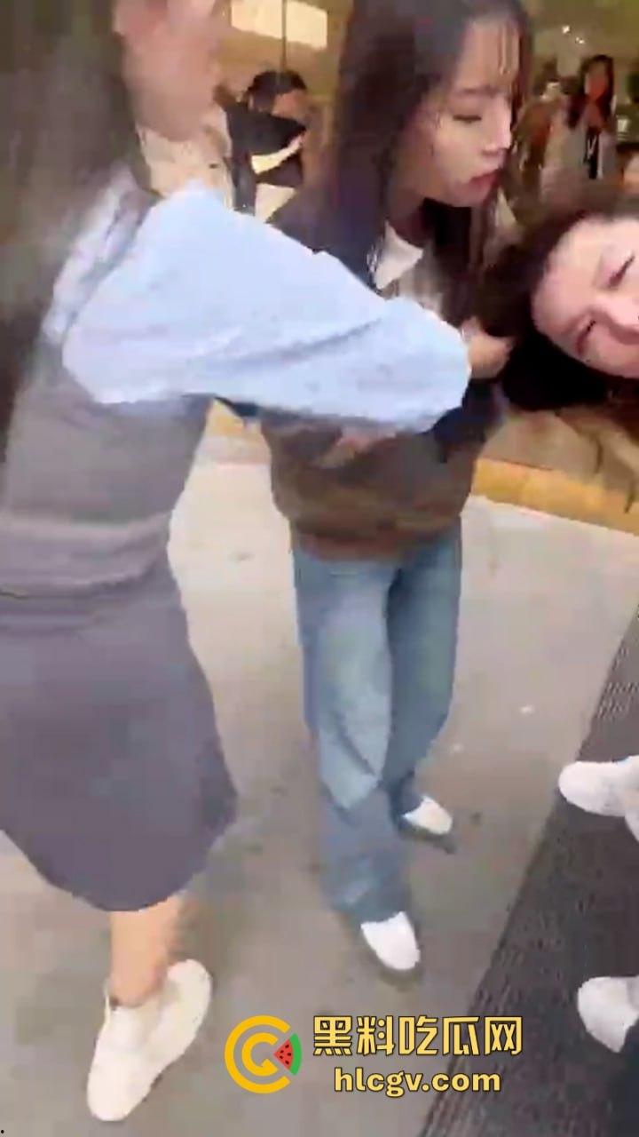 原配当街打小三 奈何小三闺蜜多 河南许昌女子抓小三首次失败案例 完败！-4