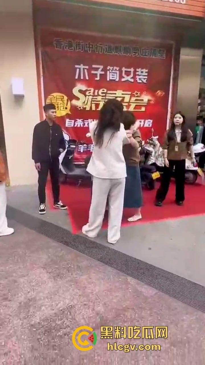 原配当街打小三 奈何小三闺蜜多 河南许昌女子抓小三首次失败案例 完败！-5