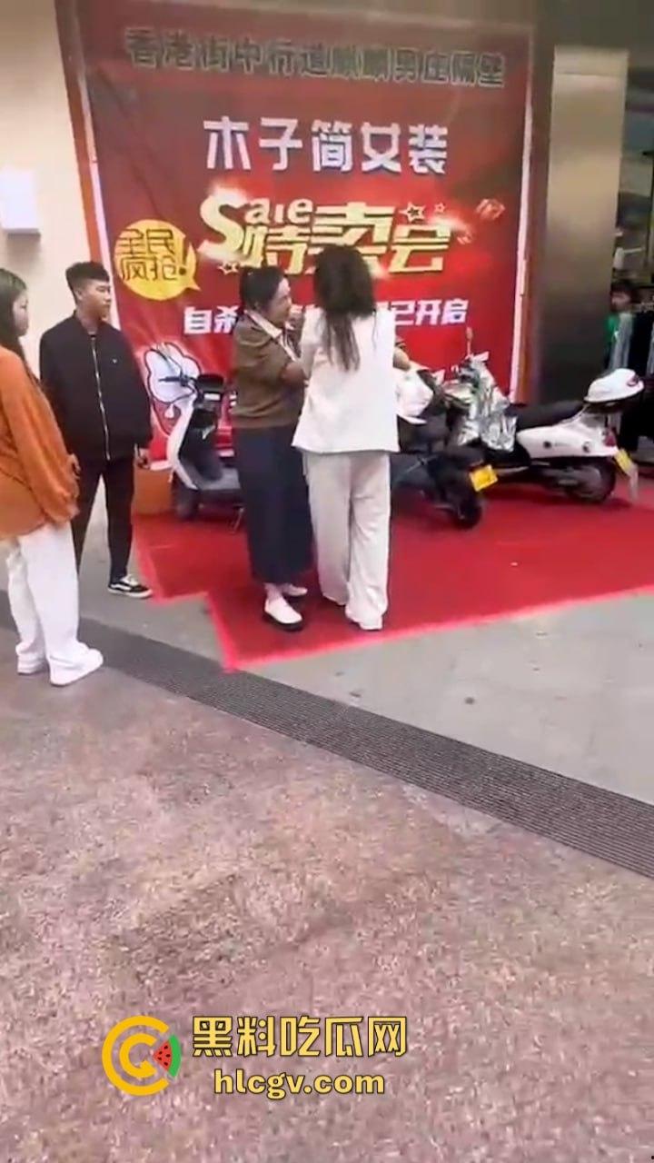 原配当街打小三 奈何小三闺蜜多 河南许昌女子抓小三首次失败案例 完败！-8