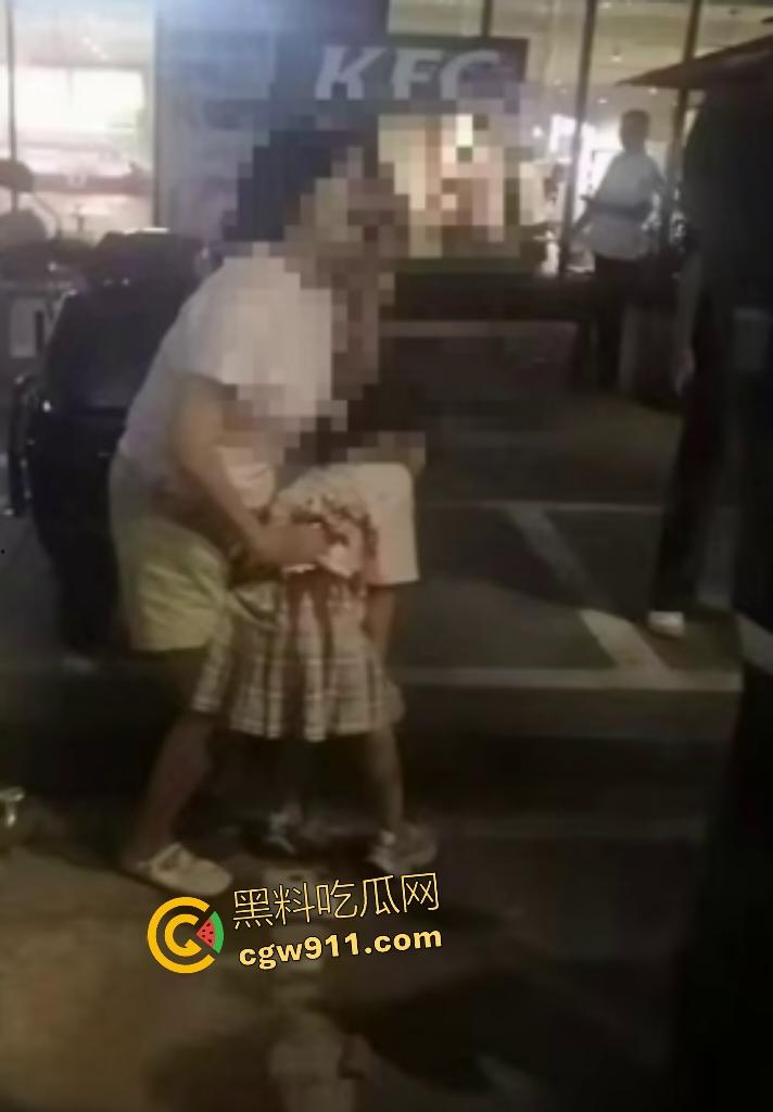 福建泉州永嘉天地KFC惊爆报复社会，刀仔狂魔无故持刀追砍捅刺路人，现场血肉横飞多人倒地哀嚎！-2