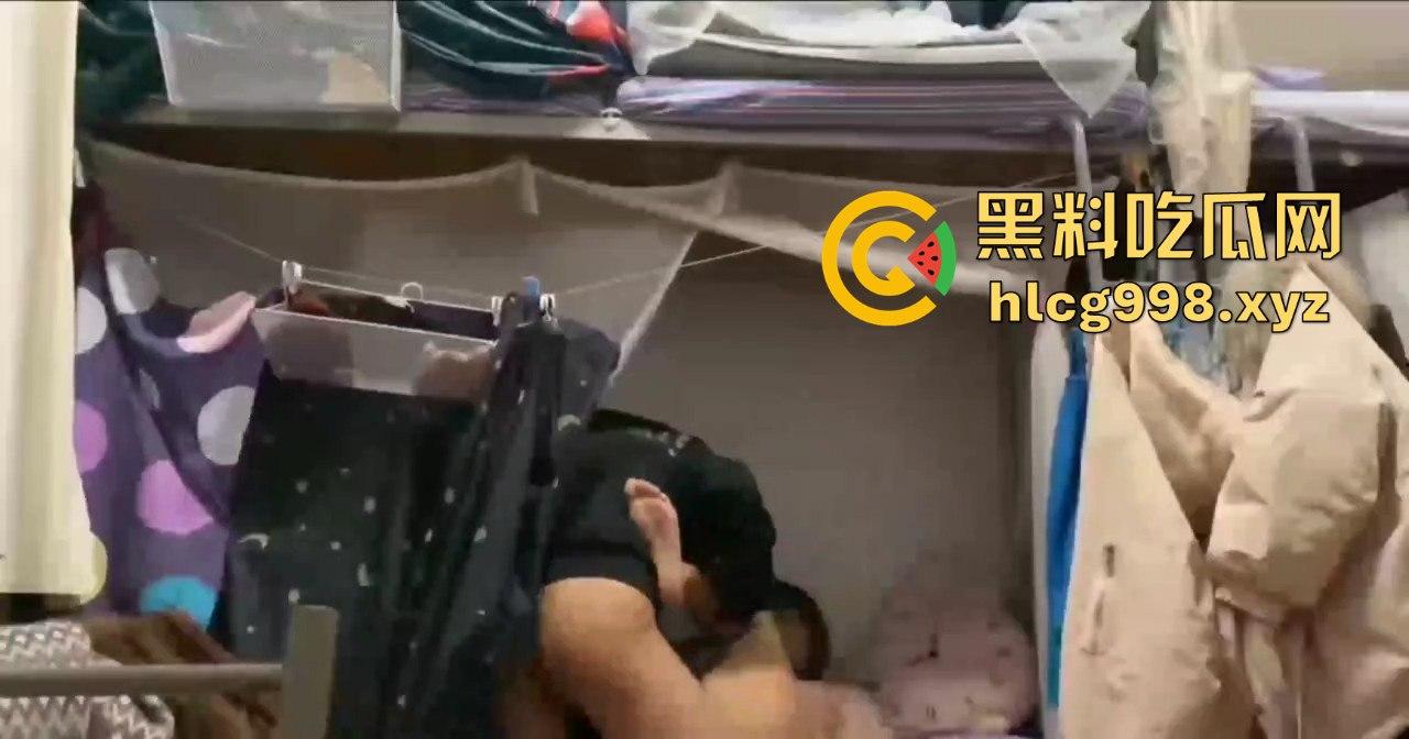 医学院男生强推护士女友!宿舍下铺激战,拉帘子被撕开继续干,女友哭喊没有套不行也没用!-5