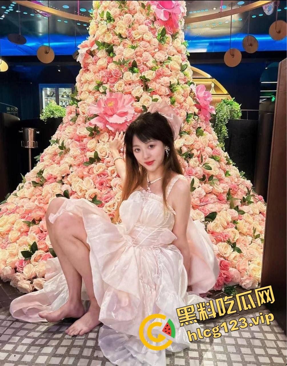 26岁研究生女神【刘美丽】的反差肥臀足控!露胸内衣加嫩乳头双手抓爆,肥臀后入任劳任怨!-5