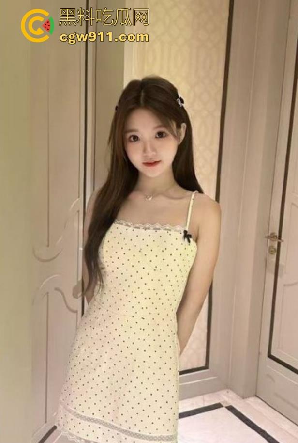 趁老婆熟睡淫欲大发，当着老婆面插入女儿，无情猛捅白嫩小穴，无套内射流满爱液的身体！-2