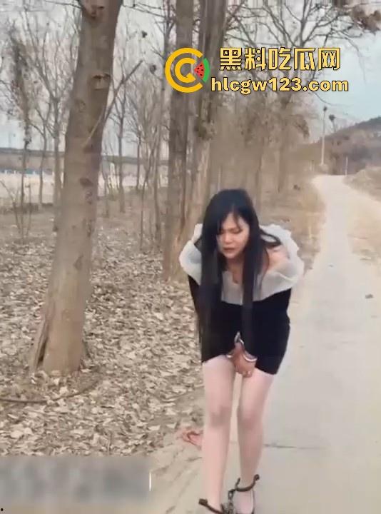 反差抖M少妇户外露出 敏感人妻极致潮喷 换衣塞跳蛋 手铐脚镣喷尿 臊味十足尺度炸裂！-4